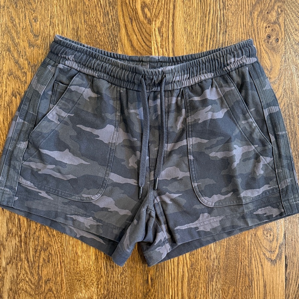 Athleta Gray Camo Farallon Shorts Size 4